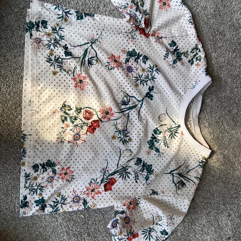 White flower athletic top